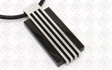 Hitam dan Silver Stainless Steel Pendants Dengan Desain Pola Garis