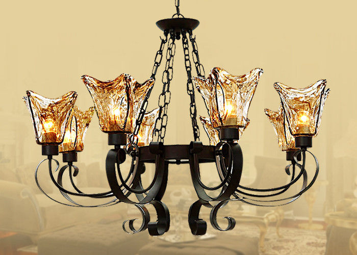 Black 8 Cahaya rumah dekoratif besi tempa Chandelier Dengan Amber Kaca Naungan